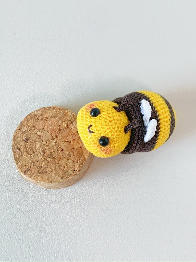 手工编织微鈎磁铁小蜜蜂挂饰 - 钥匙链/钥匙包 - 棉．麻 多色