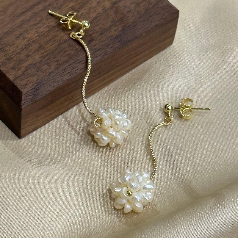 Hortensia 绣球花 纯手工 珍珠耳环 - 耳环/耳夹 - 珍珠 白色