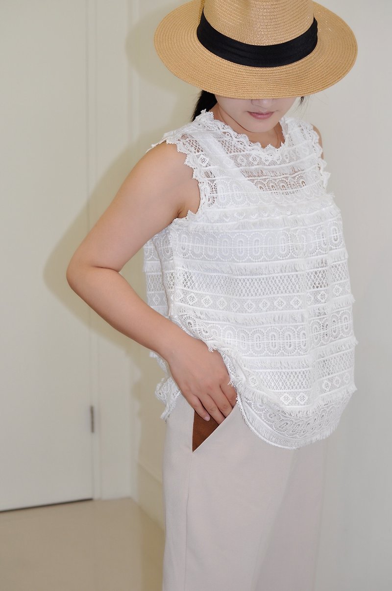 Flat 135 X 台湾设计师 白色蕾丝无袖上衣 气质感上衣 简单 派对穿搭 婚礼穿搭 可以休闲也可以正式 - 女装上衣 - 棉．麻 白色