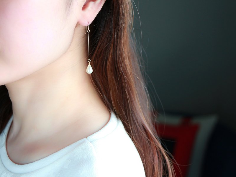 14kgf-teardrop pearl  straight pierced earrings(can change to clip-on) - 耳环/耳夹 - 宝石 白色
