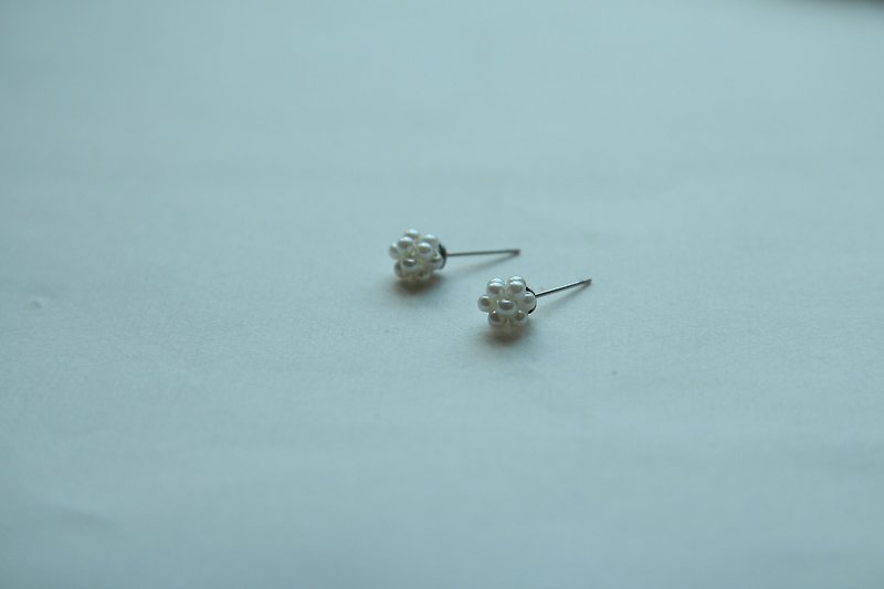 小巧米粒珍珠耳环 - 耳环/耳夹 - 珍珠 白色