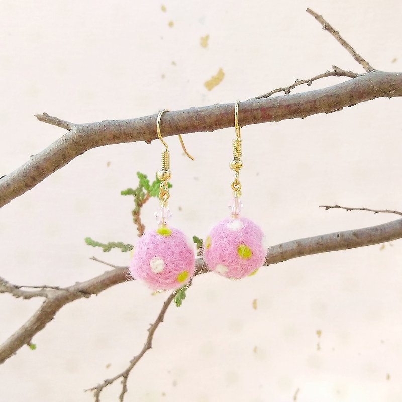点点草莓 浅粉水晶 手作羊毛毡耳环 可改耳夹 - 耳环/耳夹 - 羊毛 粉红色