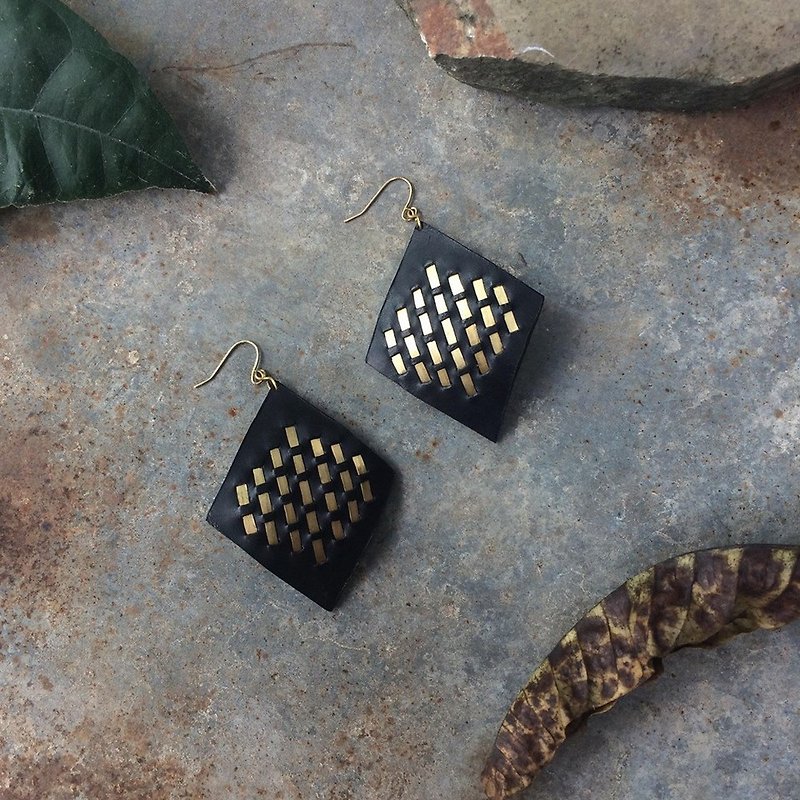 Diamond earrings / Thailand traditional woven style / Leather jewelry. - 耳环/耳夹 - 真皮 黑色