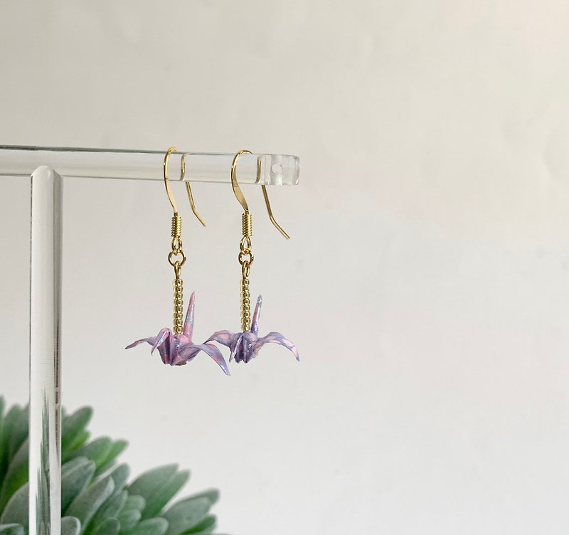 Japanese paper crane gold earring - 耳环/耳夹 - 纸 粉红色