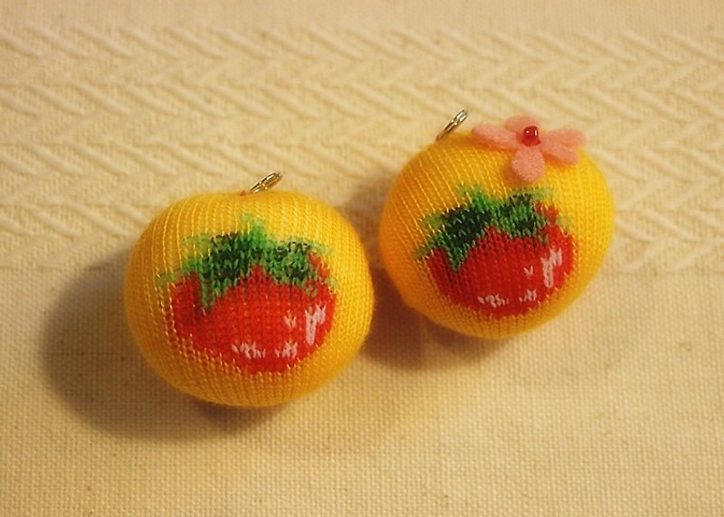 不能吃水果★草莓QQ糖球加一颗木钮扣吊饰 - 吊饰 - 棉．麻 黄色