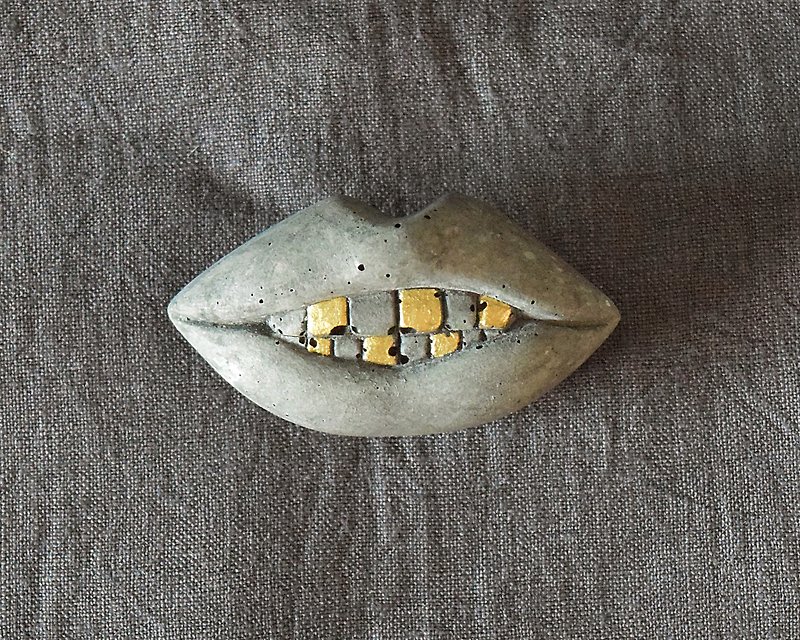 Concrete broach (Gold tooth) - 胸针 - 水泥 灰色