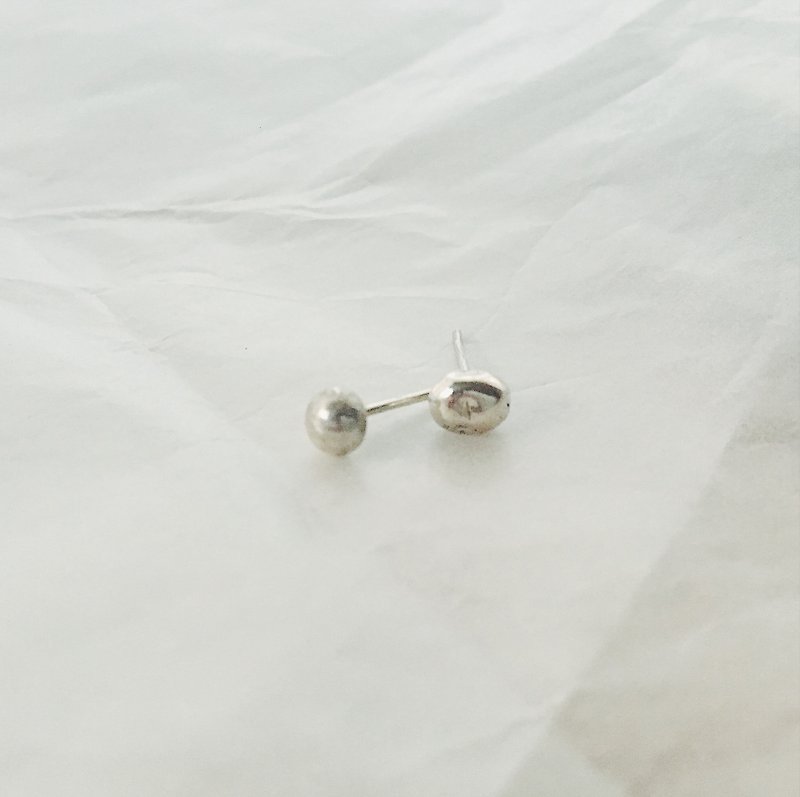 不规则圆珠耳环 - 耳环/耳夹 - 其他金属 白色