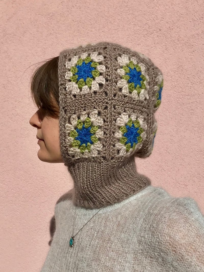 Crocheted cashmere blend balaclava in granny square technique - 帽子 - 羊毛 卡其色
