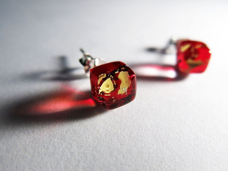 冰块金箔琉璃纯银耳针 / 樱桃红 - 耳环/耳夹 - 玻璃 红色