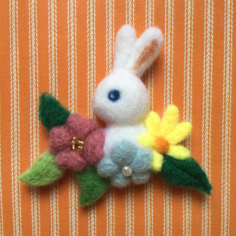 花丛中的小兔 － 手作羊毛毡别针 - 胸针 - 羊毛 多色
