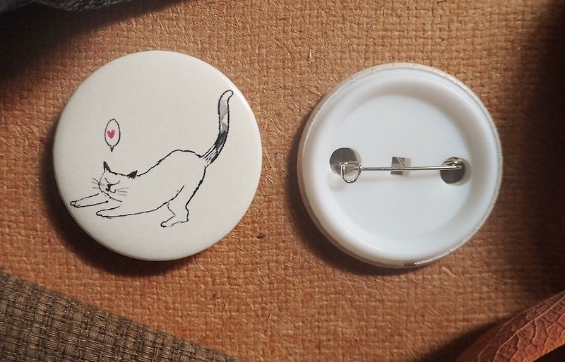 Pin buttons white cat love - 徽章/别针 - 其他金属 多色