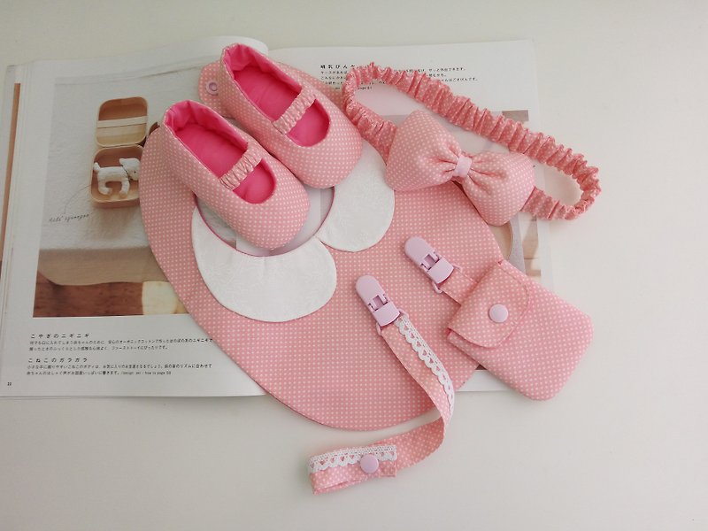 粉底水玉弥月礼物 婴儿鞋+发带+奶嘴夹+平安符袋+围兜 - 满月礼盒 - 棉．麻 粉红色