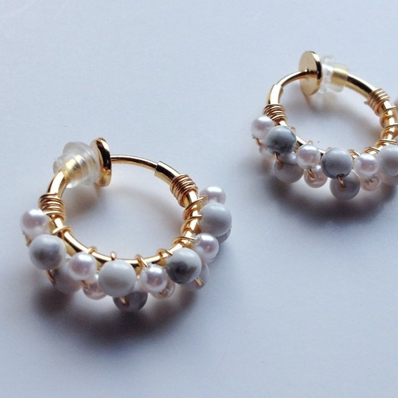 Howlite and vintage pearl hoop earrings 耳夾 - 耳环/耳夹 - 宝石 白色