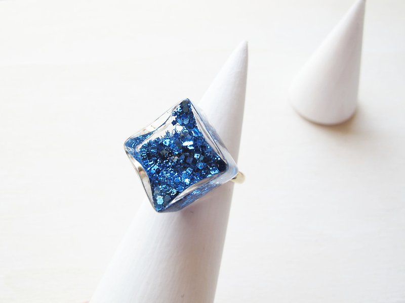 Rosy Garden 冰蓝色亮片流动菱形雪花玻璃戒指 - 戒指 - 玻璃 蓝色