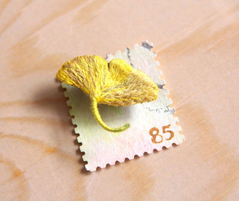   邮票系列 银杏叶 刺绣植物胸针 - 胸针 - 绣线 黄色