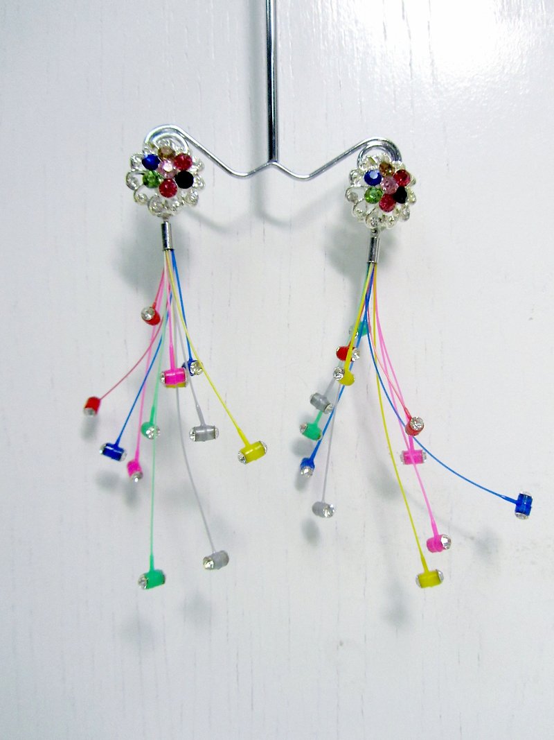 TIMBEE LO 流星耳环 塑料轻巧 缀水晶装饰 - 耳环/耳夹 - 塑料 多色