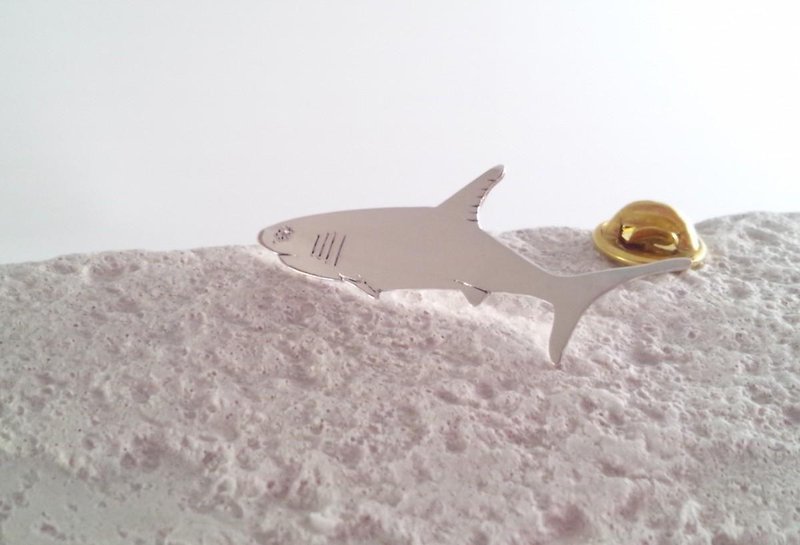 ◇Shark◇ サメ　シルバーピンバッジ - 胸针 - 其他金属 银色