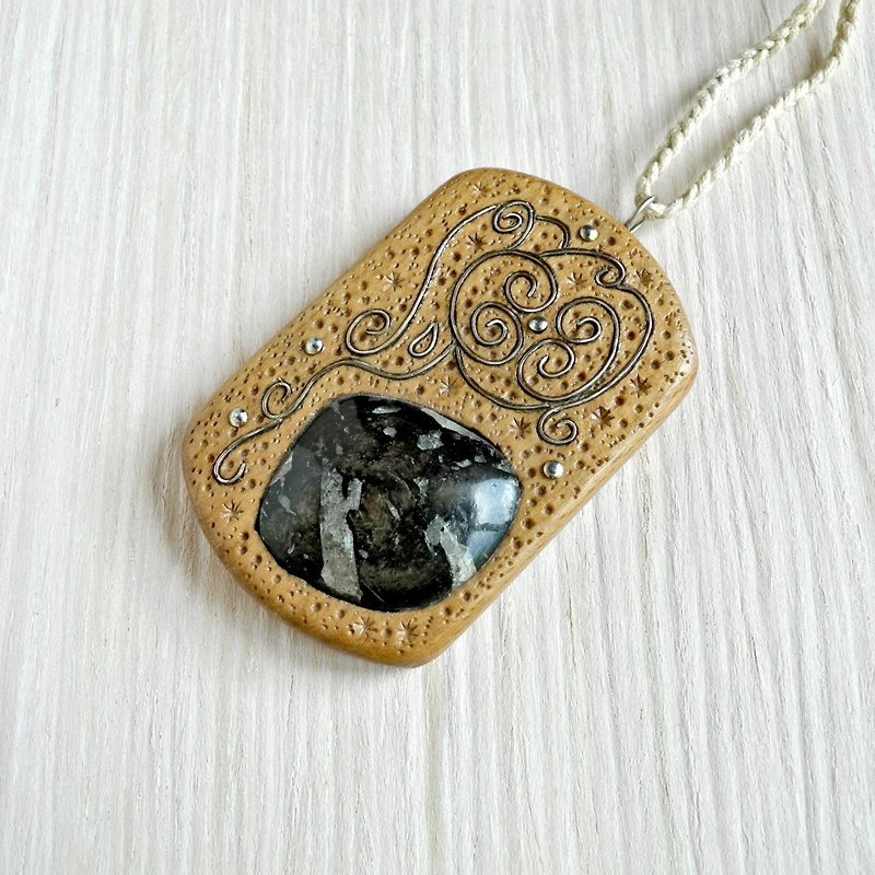 Wooden necklace with phlogopite - 项链 - 木头 多色