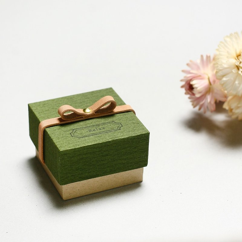 Relax // Moss green) Giftbox Leather ribbon 気持ちを伝える小さな箱 - 包装材料 - 纸 绿色