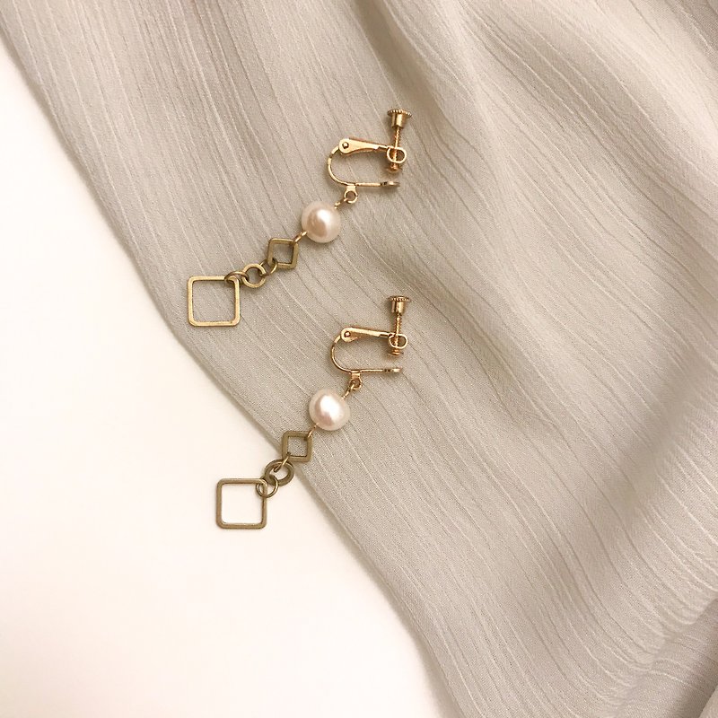 Adalia.黄铜珍珠设计款-雅典娜之美 - 耳环/耳夹 - 珍珠 金色