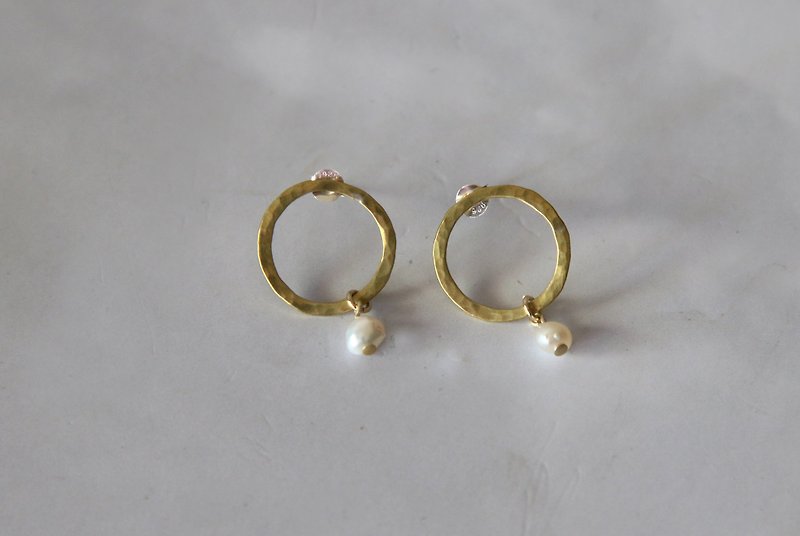 黄铜圈圈珍珠耳环 - 耳环/耳夹 - 铜/黄铜 