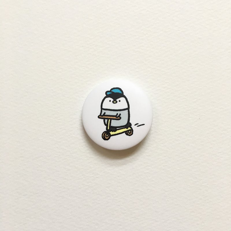 企鹅滑板车 / 3.2cm 徽章 - 徽章/别针 - 塑料 