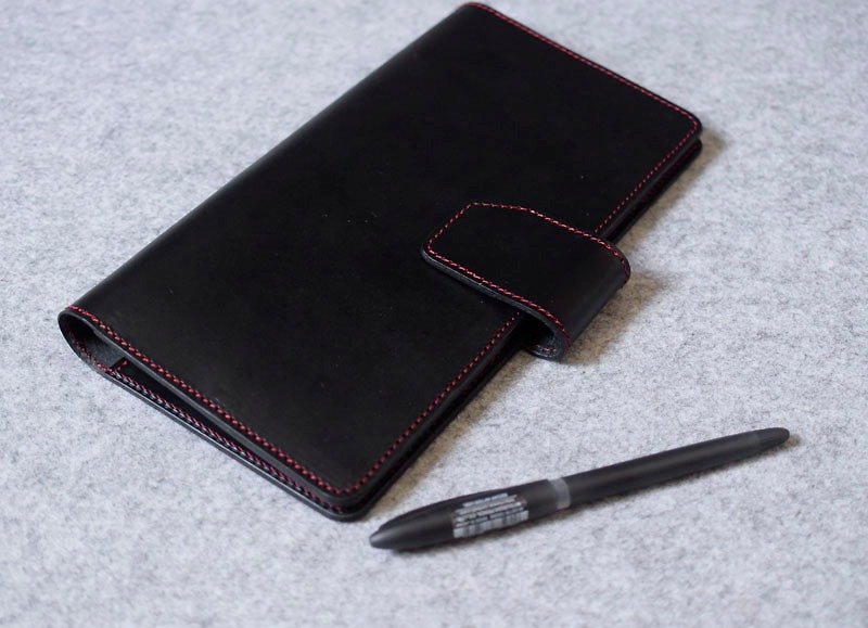 斜角磁扣支票皮套 (可放2本)  个性黑色皮革 - 笔记本/手帐 - 真皮 