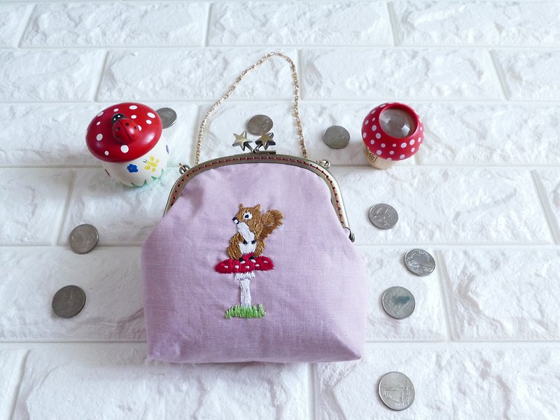 刺繍のがまぐちハンドバッグ きのこの上に座るリス ピンク - 手提包/手提袋 - 棉．麻 粉红色