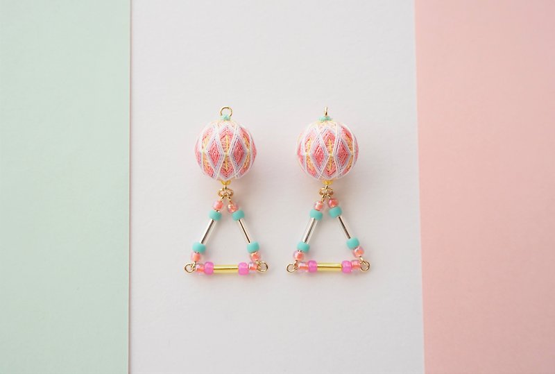tachibanaya Japanese Temari earrings triangular 手鞠球 刺繡 三角 几何图案 - 耳环/耳夹 - 绣线 粉红色