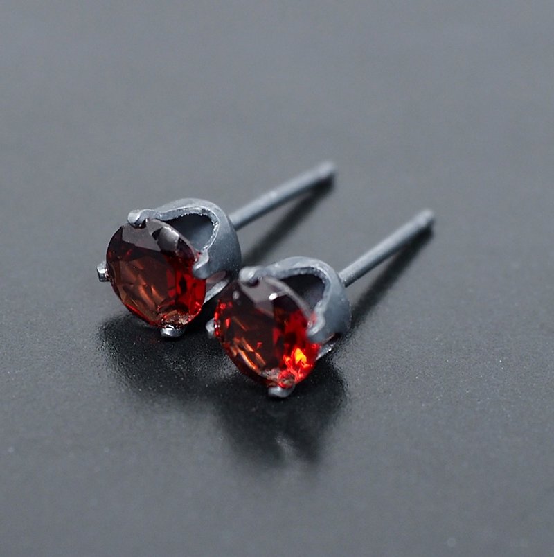 Red Garnet Black Earrings - Black Sterling Silver - 5mm Round - 耳环/耳夹 - 其他金属 红色