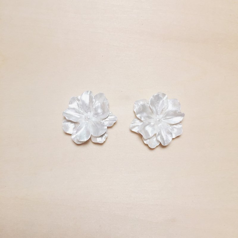 复古贝壳色花花耳环 - 耳环/耳夹 - 树脂 白色