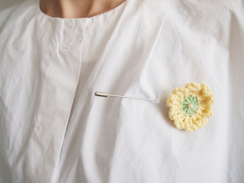 复古手工编织日本浅黄色配粉绿毛线胸针BB020 - 胸针 - 棉．麻 黄色