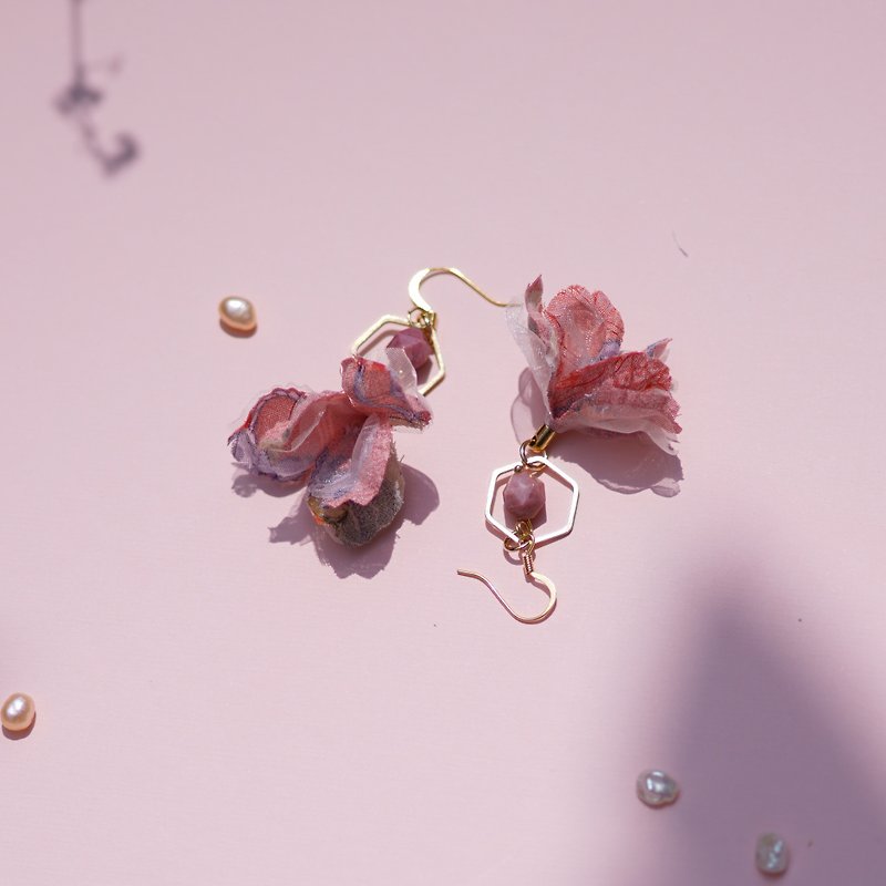 Naomi 日本印花棉布几何蔷薇辉石垂坠耳环 - 耳环/耳夹 - 其他材质 粉红色