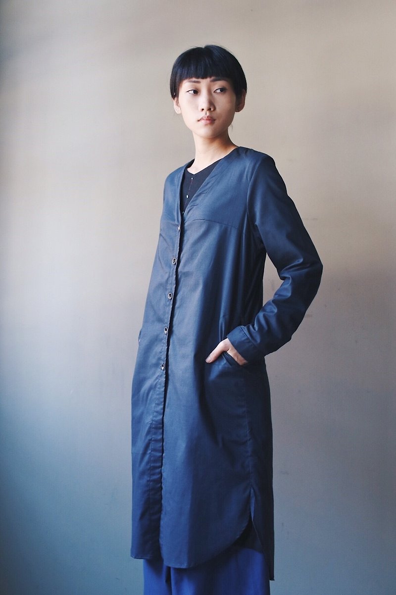 Omake V领排扣长版衬衫洋装(丈青) - 女装衬衫 - 棉．麻 蓝色