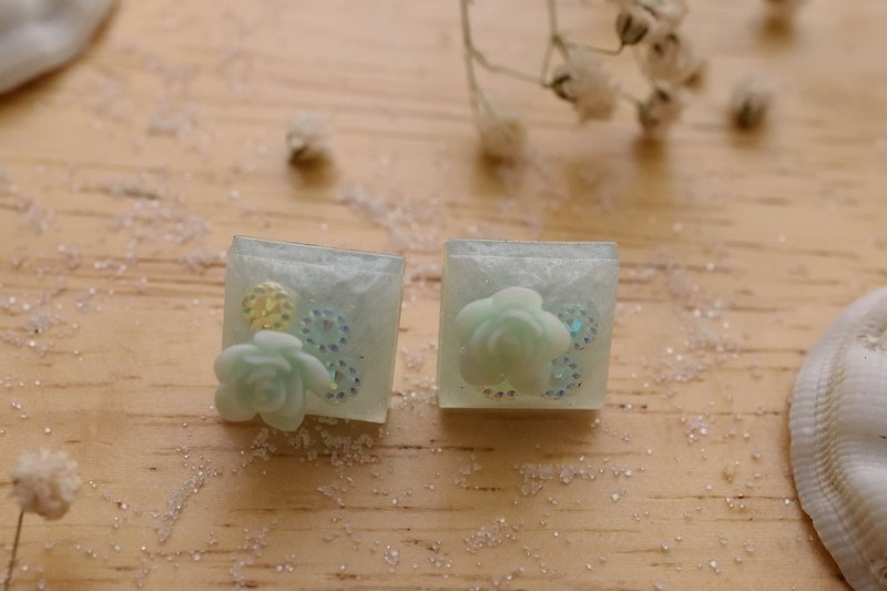 NEW!! Cute & Beauty Blue Square with Rose Stud Resin Earrings - 耳环/耳夹 - 其他材质 蓝色