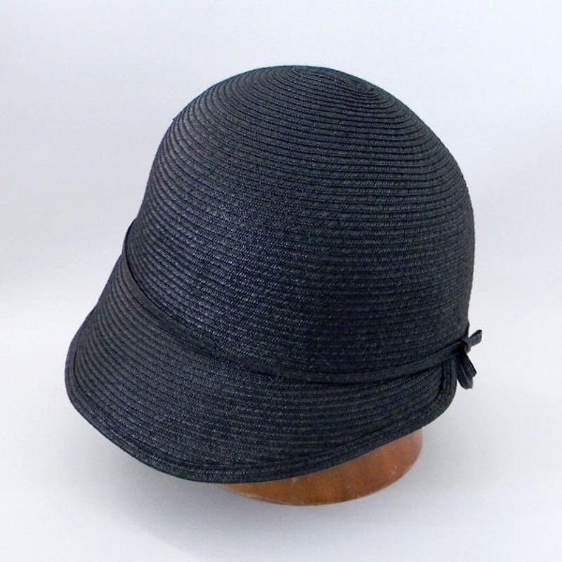 ブリム（つば・ひさし）の後ろが分かれているデザインなので襟元がすっきり。ブレードクロシェ【PL1488-Black】 - 帽子 - 纸 黑色
