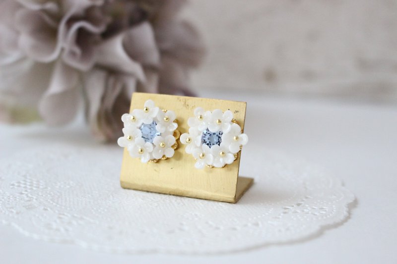白いお花とブルーのスワロフスキーのブーケピアス - 耳环/耳夹 - 粘土 白色