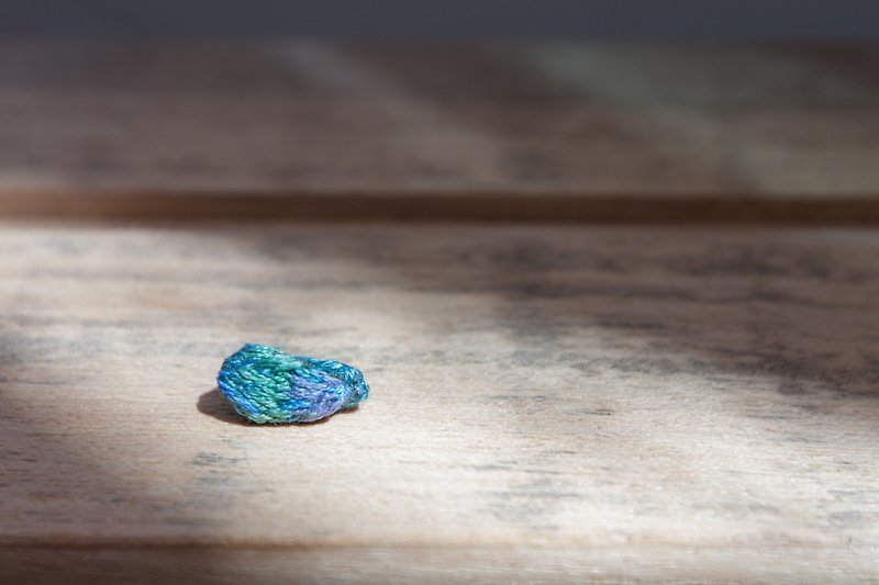 不规则手工刺绣耳环・晶石里的森林 - 耳环/耳夹 - 绣线 蓝色
