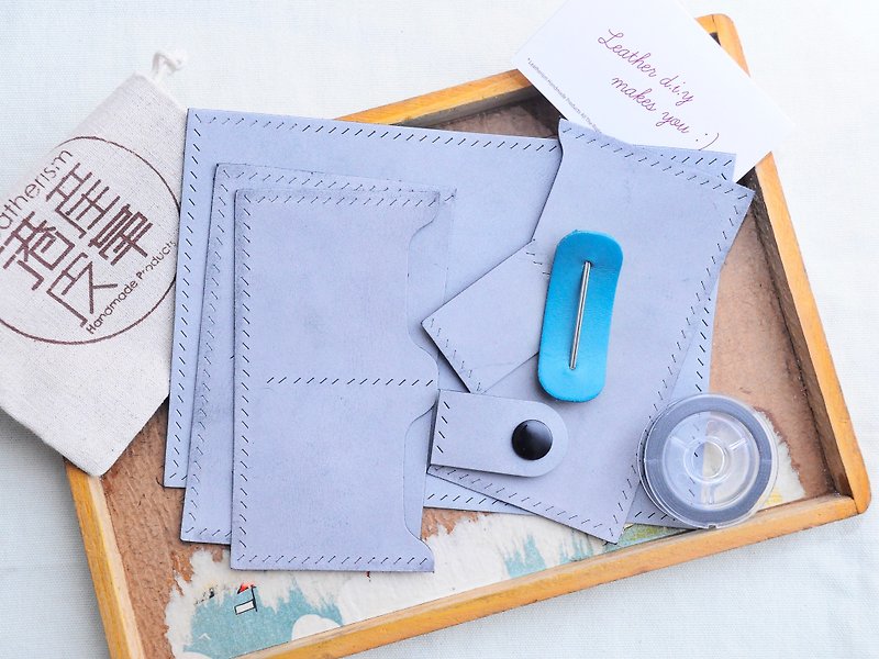 双咭位四合钮搭带护照夹 好好缝皮革材料包 免费刻字 手工包 PASSPORT HOLDER 皮夹 护照夹 证件套 旅行 简约实用 意大利皮 植鞣皮 定制化 - 皮件 - 真皮 蓝色