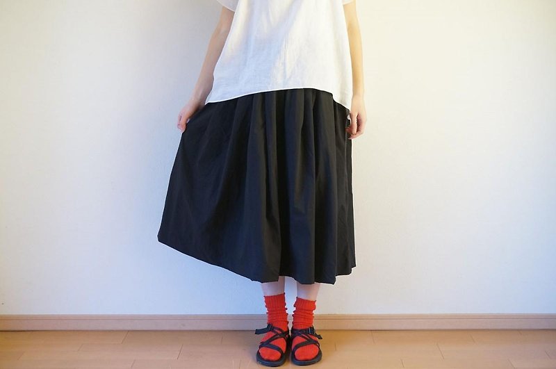 Cotton typewriter tuck skirt ladies BLACK - 裙子 - 棉．麻 黑色