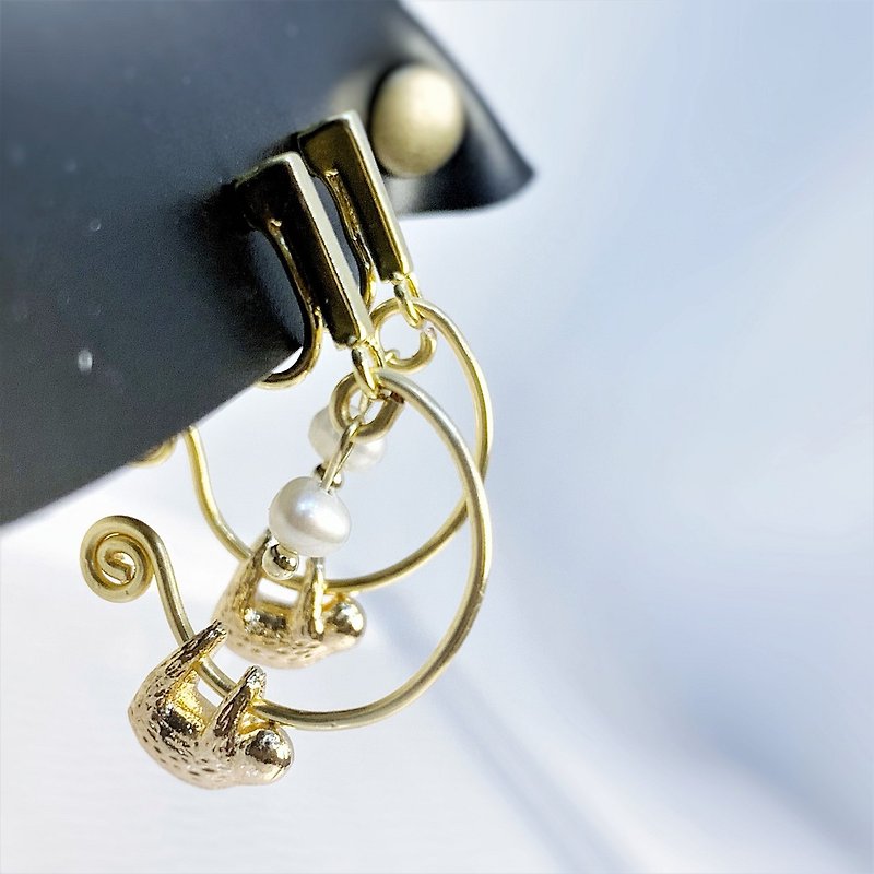 夹式耳环 | 懒懒地爬 | 小树懒 - 耳环/耳夹 - 铜/黄铜 金色