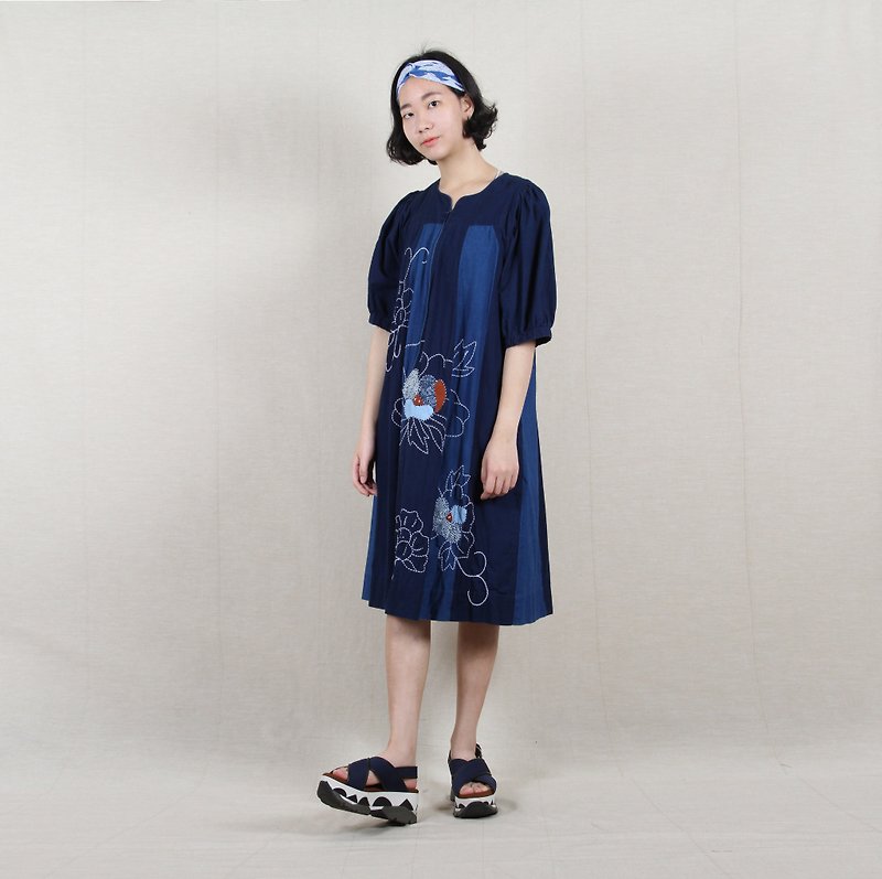 【蛋植物古着】蓝染牡丹棉质拼布线绣古着洋装 - 洋装/连衣裙 - 棉．麻 蓝色