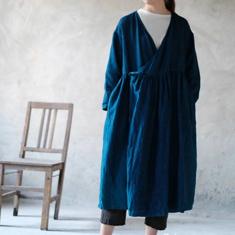 緘言的河 | 靛藍 日式kimino系帶垂肩褶皺長袍植物染亞麻長袖外套 - 女装休闲/机能外套 - 棉．麻 蓝色