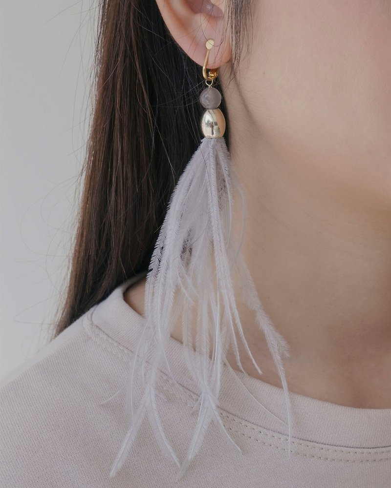 Grey Thin Feather Earrings (clip-on / piercing) - 耳环/耳夹 - 其他材质 灰色