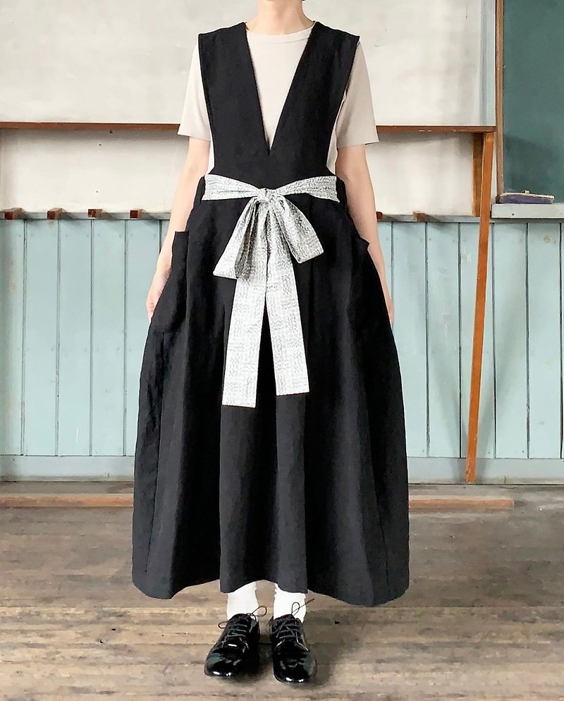 Vカットリネンのジャンパースカート  リバティリボン付  ハンドメイド日本製　ナチュラルリネン - 洋装/连衣裙 - 棉．麻 黑色