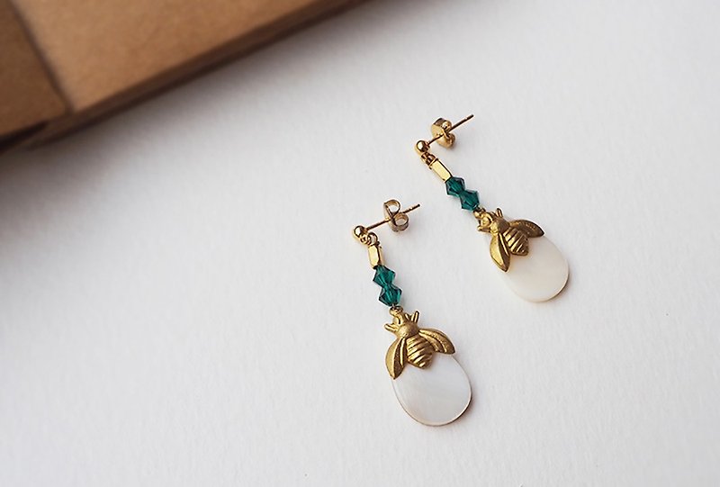 小蜜蜂天然贝壳耳针 黄铜 轻珠宝 可改夹式耳环 B04 - 耳环/耳夹 - 贝壳 绿色