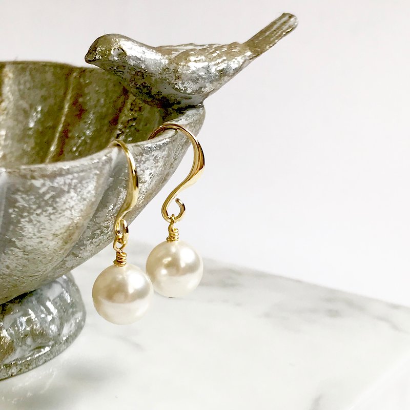 Dangling pearl gold earring - 耳环/耳夹 - 珍珠 金色