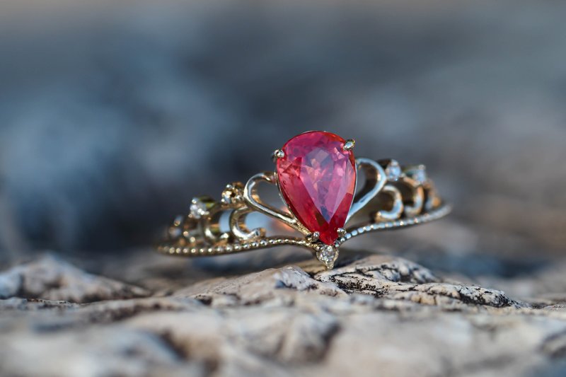 Tiara gold ring with pink tourmaline and diamonds - 戒指 - 贵金属 金色