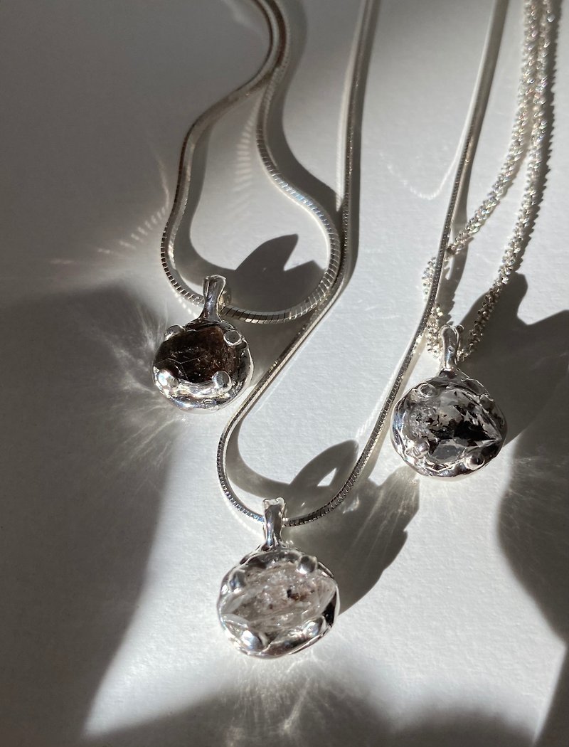 Sparkling necklace / 赫基蒙钻 镶石项链 - 项链 - 水晶 白色