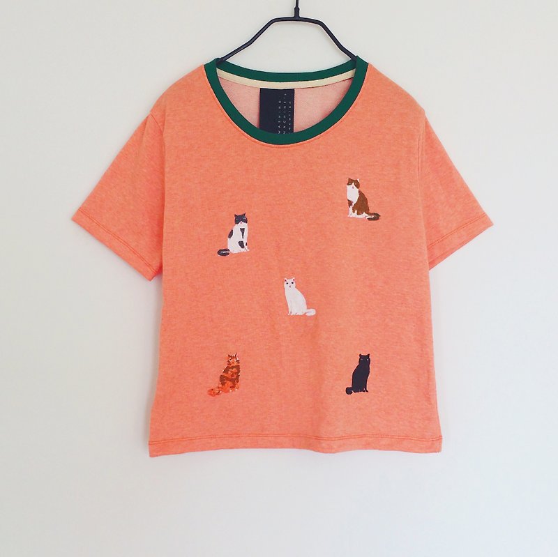 Cat Sit : Salmon Orange Color / Short Sleeve Top Shirt - 女装 T 恤 - 棉．麻 橘色